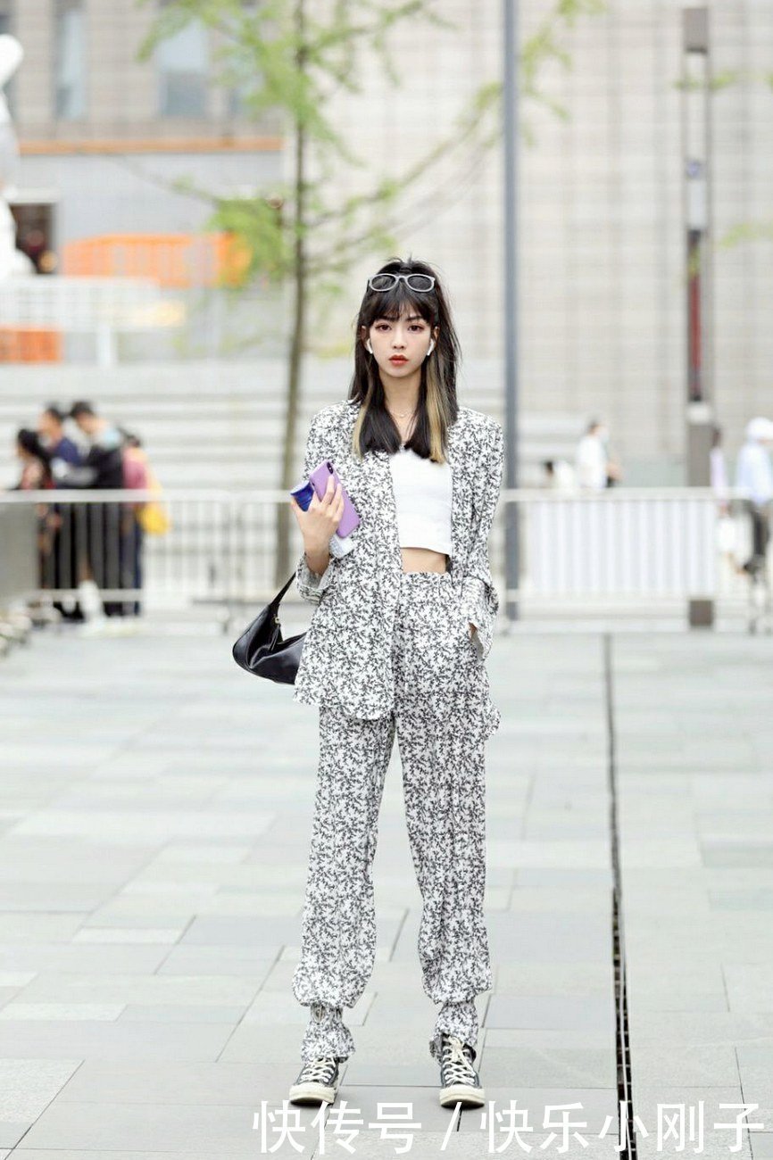 套装这种一年四季都时尚的单品，在秋冬季节绽放魅力，时髦又保暖