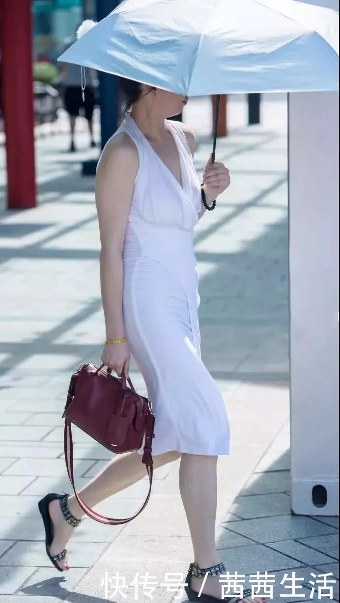 耐看 这种英伦风格的穿搭,压根不耐看,只是符合她气质