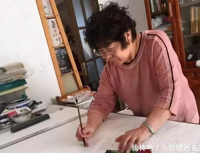 邵炳凤70多岁农村老太,意外拿起孙子画笔,练成国际画家
