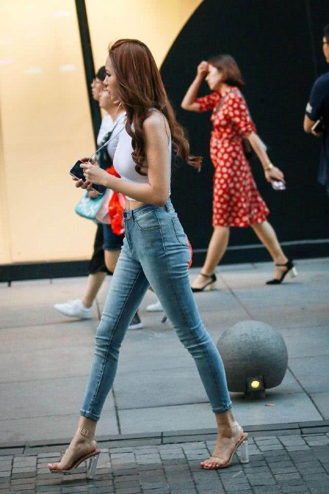 小姐姐|紧身牛仔裤小姐姐,时尚的穿搭,才能穿出小姐姐的性感身材