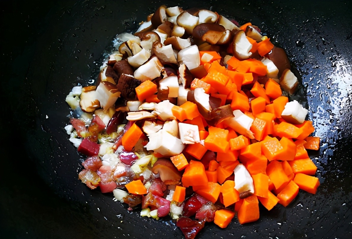 芋头|时蔬搭配腊肉和芋头,做出好吃一锅焖饭,饭菜一锅出,美味又方便