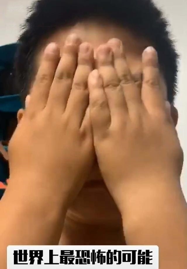 哭泣|男孩被妈妈批评后掉眼泪,却被制止不许哭,萌娃忍出“强颜欢笑”