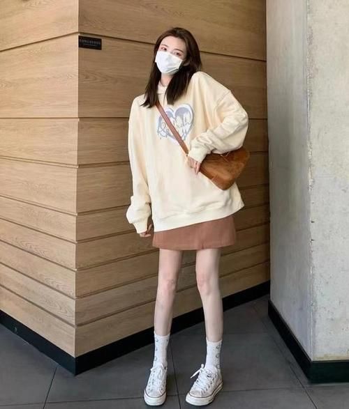 早春不建议单穿卫衣，换个穿法会更美更时髦，值得借鉴