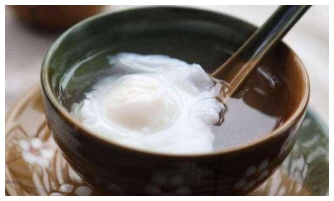 68岁奶奶；煮荷包蛋，万万不可直接下锅！这样做，鸡蛋完整没蛋