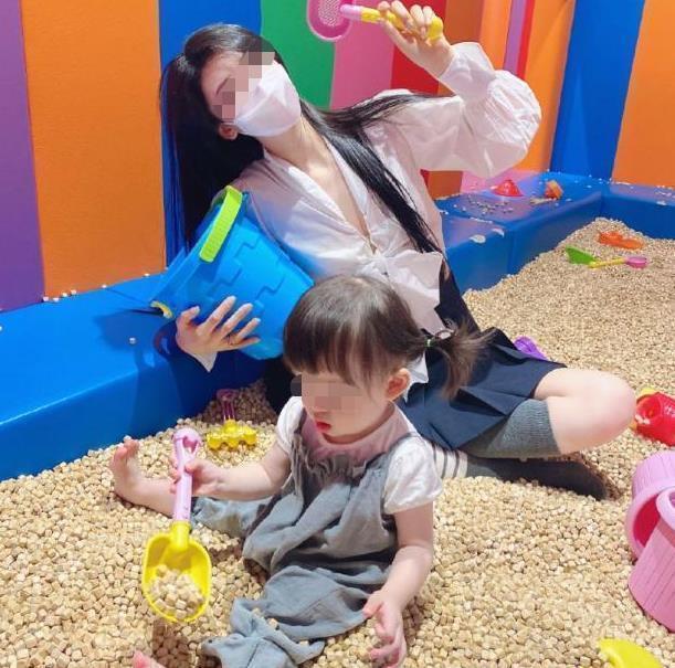 穿着|“晒娃还是晒肉?”辣妈分享亲子照被喷,网友质问对得起孩子吗