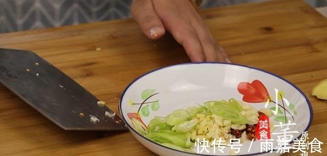 搅拌均匀|豆皮不要再凉拌了，加1块肉，1把豆芽，香辣开胃又下饭