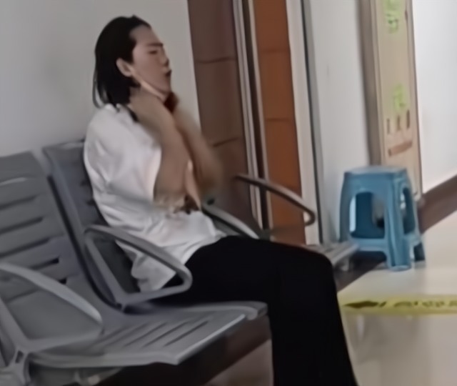 悲剧|夫妻把3岁女儿锁车里,打牌3小时酿悲剧:孩子走前已喝光车里的水