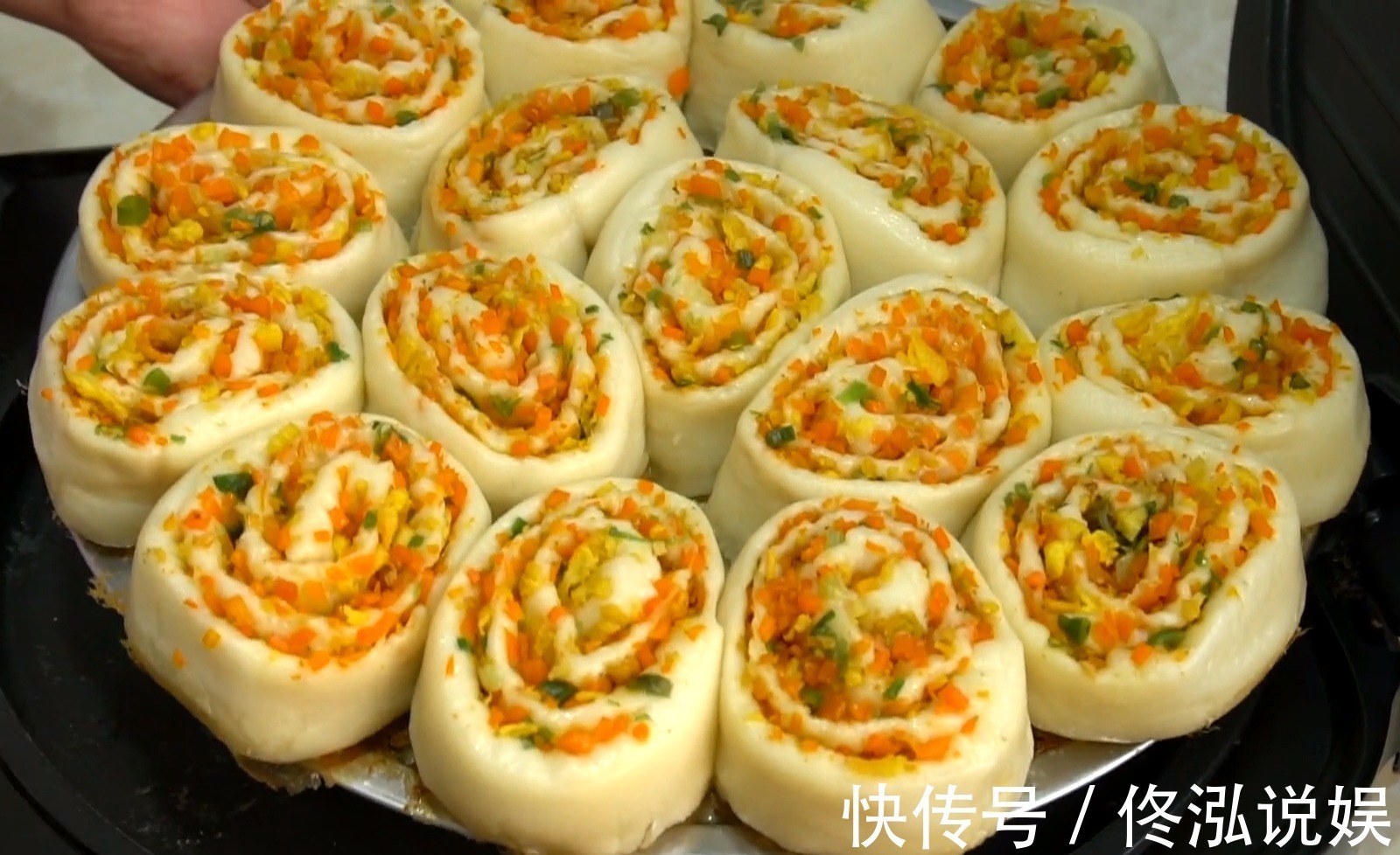 胡萝卜这种吃法真过瘾，卷一卷切一切，层层裹着馅料，比包子还香