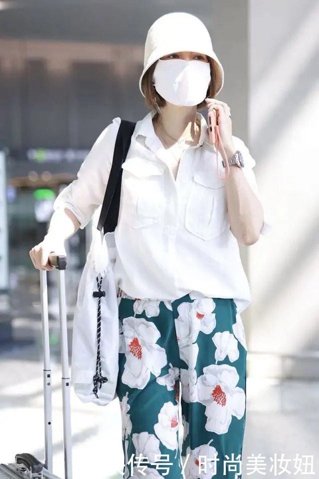 马伊琍|马伊琍穿衣品味真好,穿抹胸衣配喇叭裤比例太完美,气质好高级