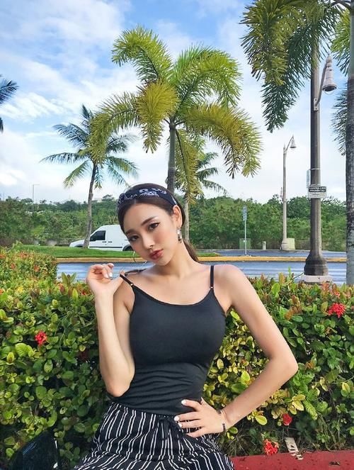 小姐姐|身材高挑的高颜值小姐姐，穿上漂亮的紧身牛仔裤，穿搭不失风度