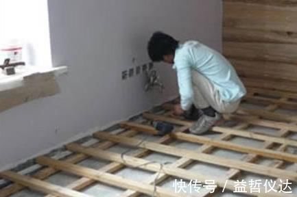 水泥|铺瓷砖不用水泥,这种新方法,半天能铺一间屋,防潮又防裂,聪明