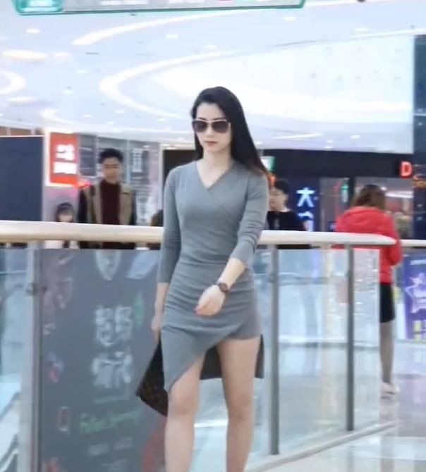 小姐姐|商场30多岁的城市轻熟美女,穿搭显白,网友很有风情