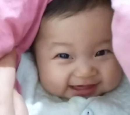 动作|宝宝对妈妈的爱有多深？从睡觉的小动作能看出来，你家娃有几个？