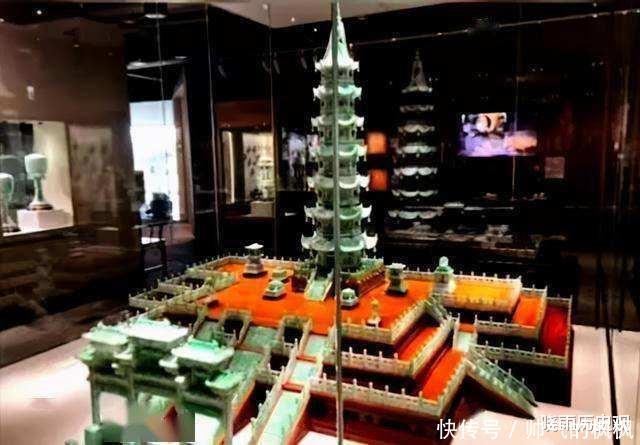 国宝翡翠塔宝塔由翡翠打造,重34千克,可惜如今只能去美国看