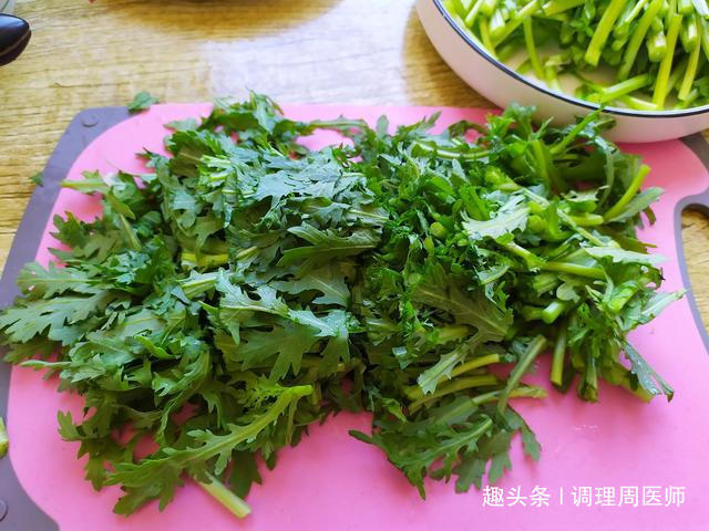 茼蒿|晚上老失眠,多吃“助眠菜”,物美价廉,改善睡眠,效果甚好