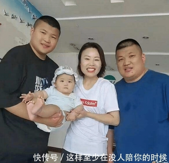 休闲装|41岁草帽姐升级当奶奶,穿T恤配短发看着挺精神,不打扮也没土味