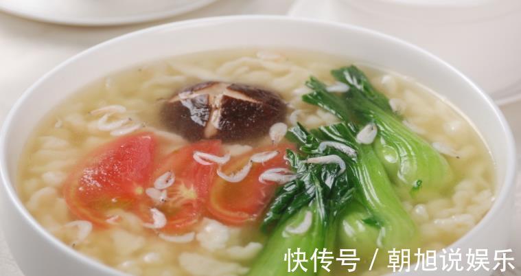 做疙瘩汤，千万别直接将水加入面粉中，很多人都做错，难怪不好吃