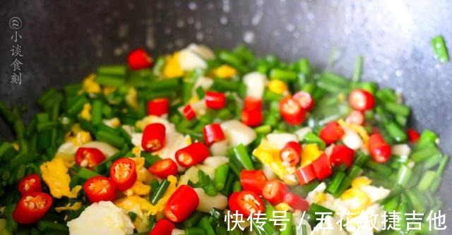 韭苔|小两口的精致晚餐，晒到朋友圈火了，网友不仅会吃，还会过日子！