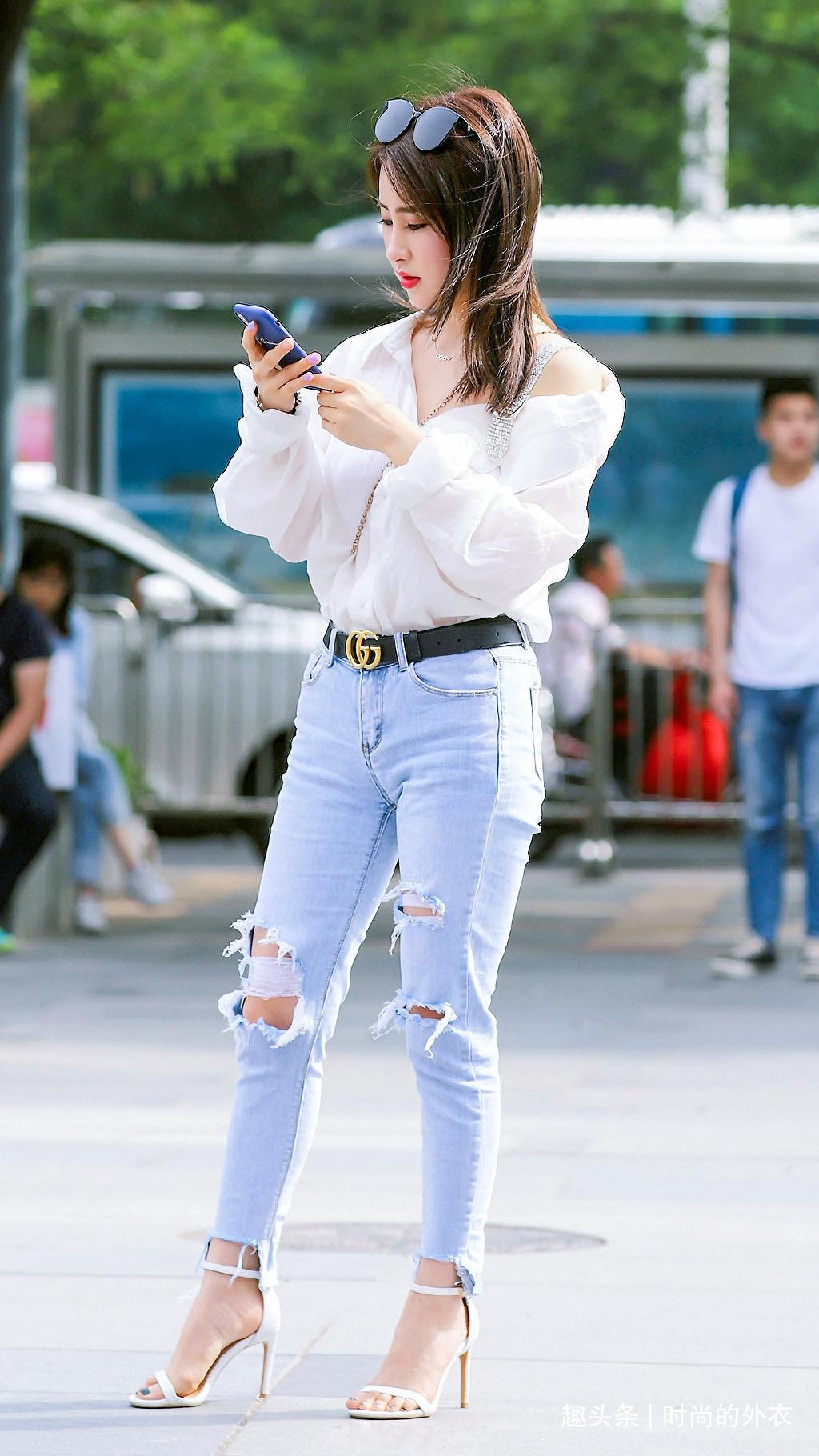 牛仔裤选择破洞款,时髦又百搭,让你轻松演绎都市时尚美