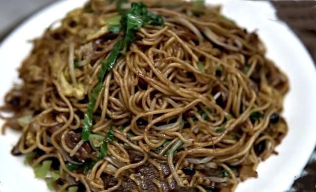 鸡蛋炒面时,先炒鸡蛋还是面条?很多人做错,难怪面条粘锅不劲道