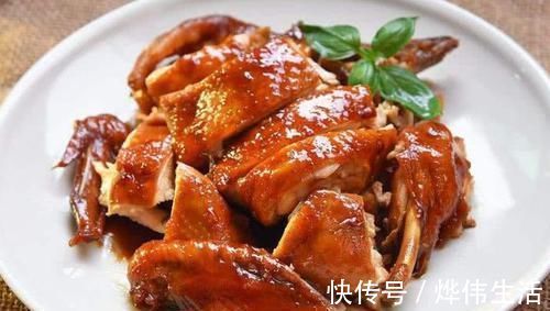 整只鸡放电饭锅里焖,不加水不放油,出锅比烤鸡还香,太诱人了