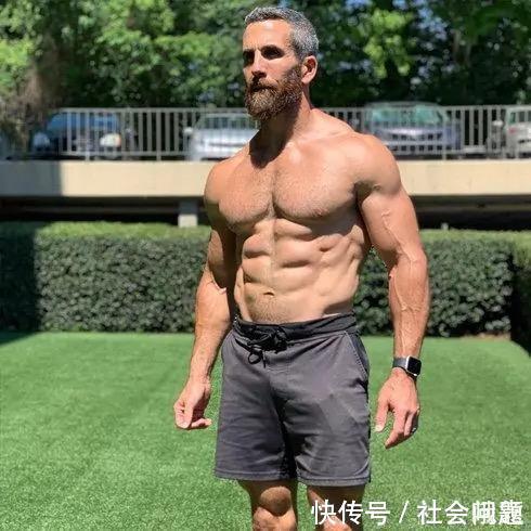 运动|48岁大叔健身30余年,从未使用任何补剂,靠勤奋获得完美肌肉