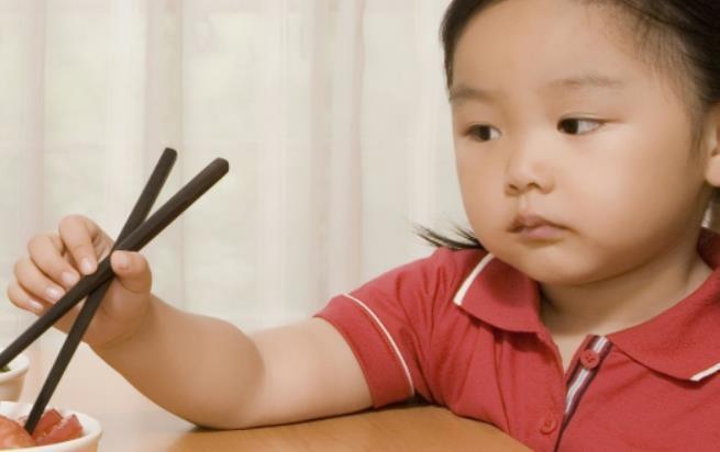 孩子吃饭时的这三种行为,一定要禁止!