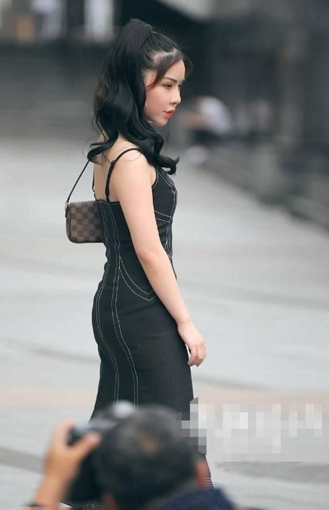 路人街拍，小姐姐看着很有味道与内涵，黑色连衣裙显瘦显优雅