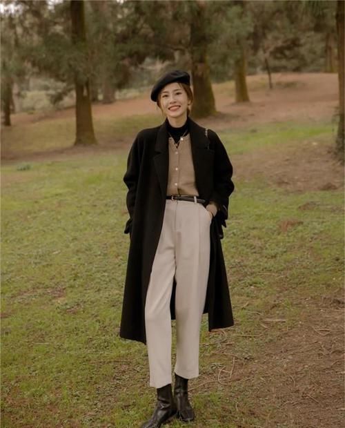 见过大场面的女人，穿大衣很少配打底裤，反而更爱这4种，特显范