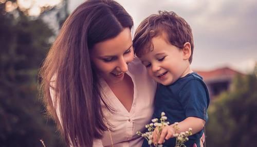 鱼刺|孩子误拿502胶水滴眼睛,妈妈30秒内的处理办法,医生都夸奖