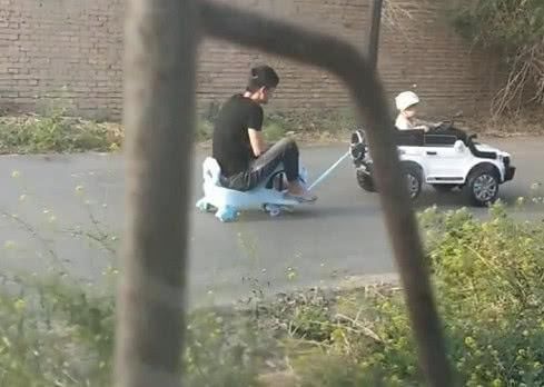 萌娃|“大顽童奶爸”被娃带着玩走红,宝宝:现在的大人可真难带