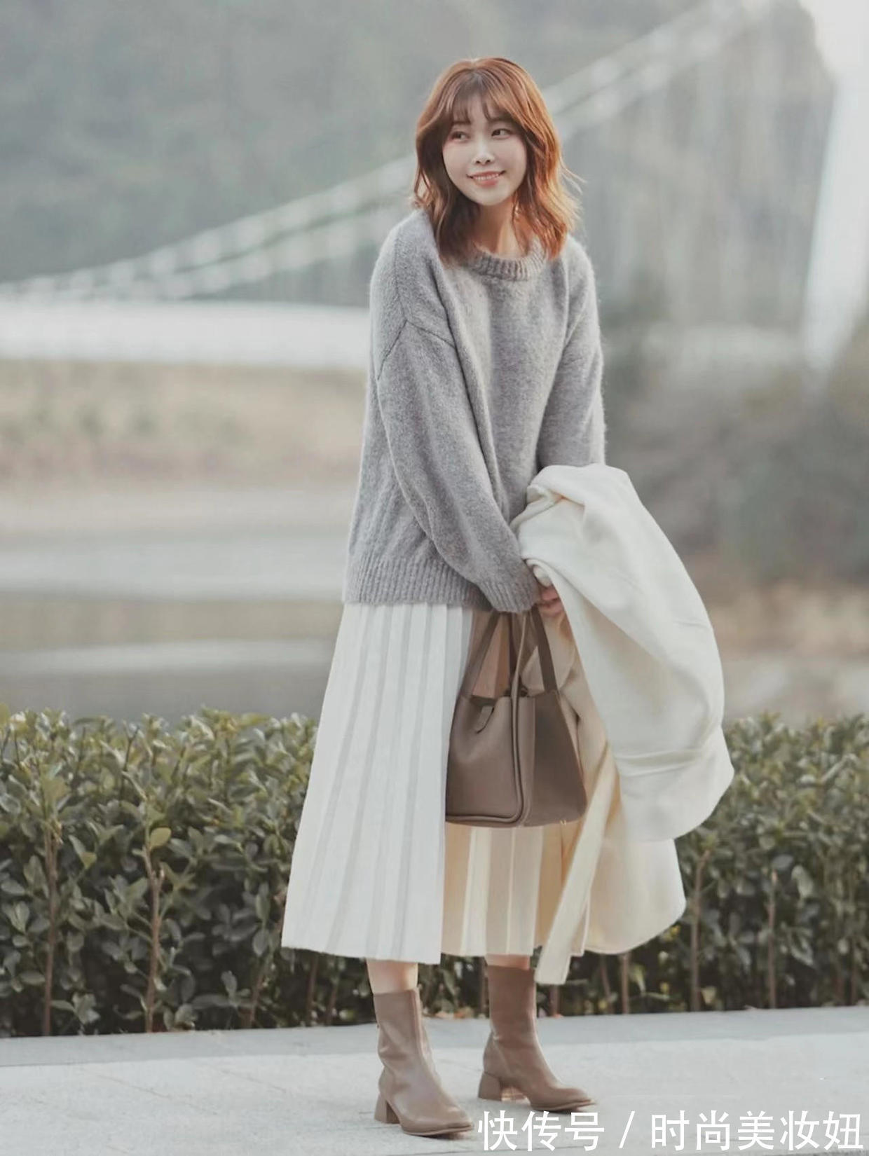 下半身 “百褶裙+短靴”才是冬季正确打开方式,优雅显气质,适合40岁