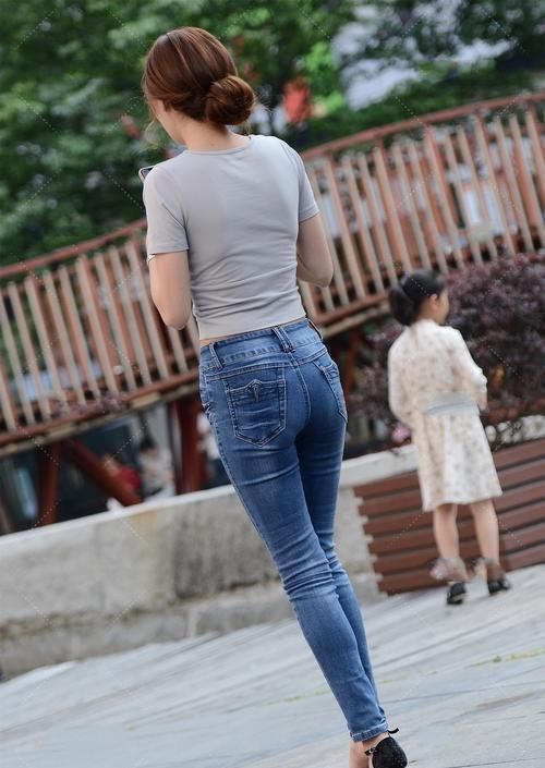 灰色V领短袖搭配牛仔裤,青春时尚,简单大气