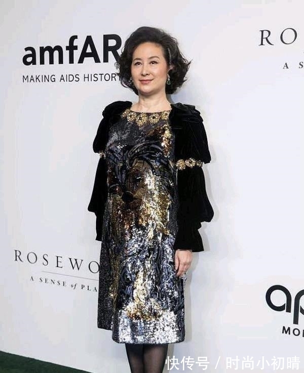 豆腐腿|何超琼换了清爽短发减龄至少20岁,穿粉色上衣配短裤,秀出豆腐腿