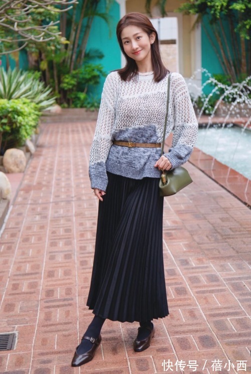 博主 春天穿“百褶裙”最优雅!建议多搭配针织衫,西装外套时髦又高级