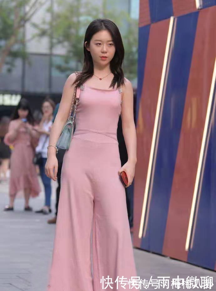 子女生 矮个子的连体裤穿搭示范,背部的设计十分吸睛,看起来俏皮又灵动