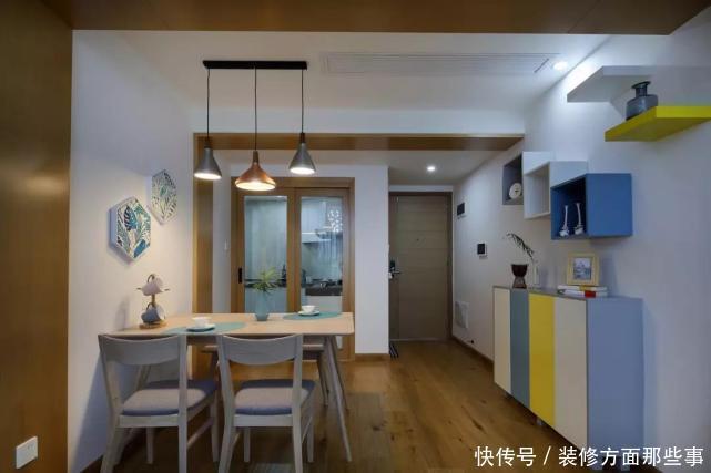 两个字|86平以驼掌舵,客厅枝形状的吊灯、实木地板、各种色彩的碰撞