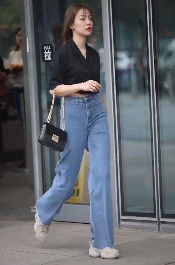 老爹|小姐姐因穿一条“大喇叭裤”,一出门被街拍,配老爹鞋都气质爆棚