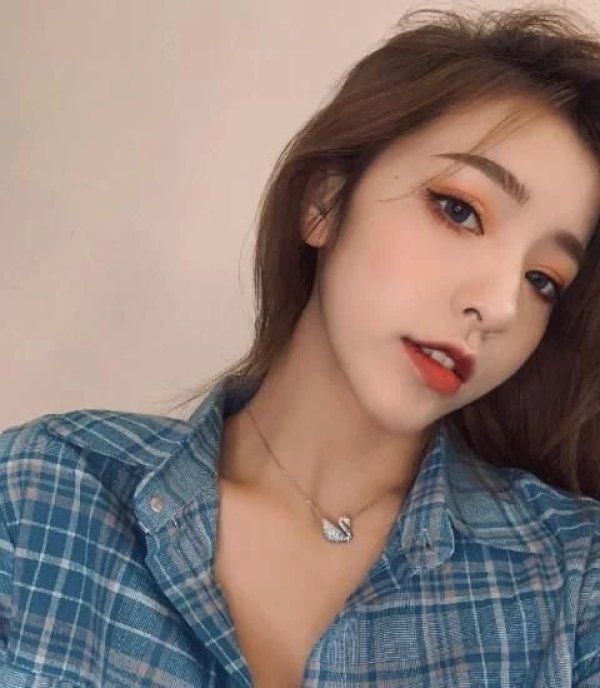 美甲|刘思瑶晒新做的美甲,却被上面的“链条”抢镜,不会扯到头发吗