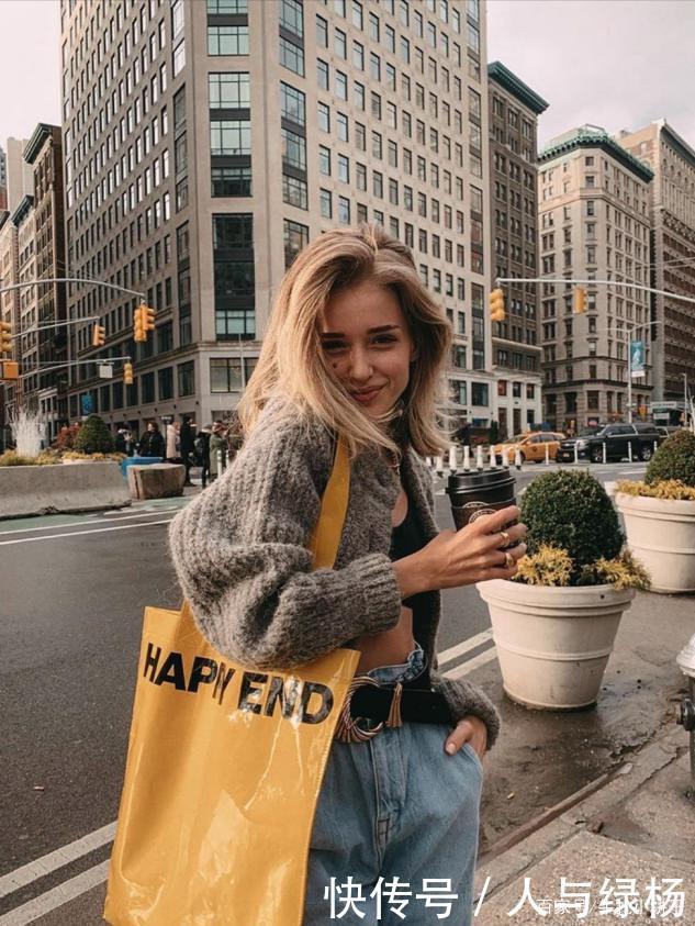 早秋出镜最高的经典搭配,“毛衣+阔腿裤”简约时髦,温柔还保暖