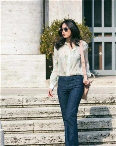 上衣|街拍:美女黑色上衣配短裤,双腿纤细修长,娇俏动人