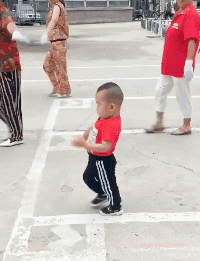 |搞笑GIF趣图年青人,给我助个力!大爷:卧槽!