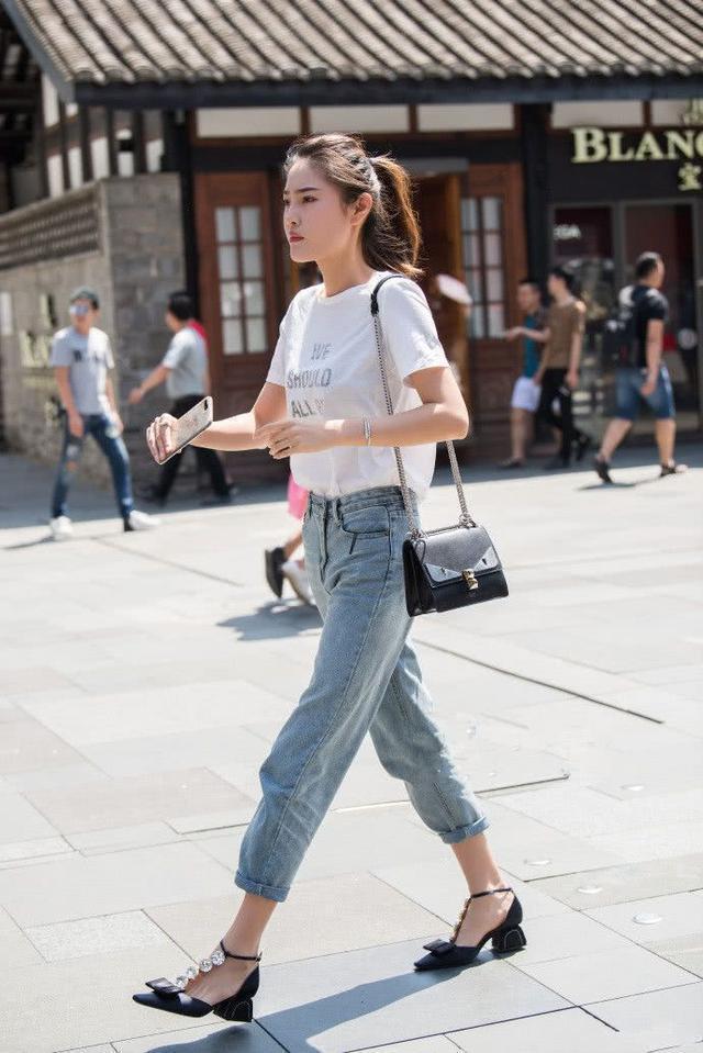 小美女|街拍T恤配牛仔裤的小美女,展现时尚优雅范,分分钟穿出自己的品质感