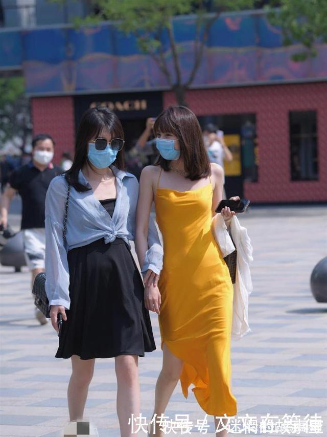 低胸|超级明亮的黄色低胸吊带裙,气场十足,真的很漂亮很酷