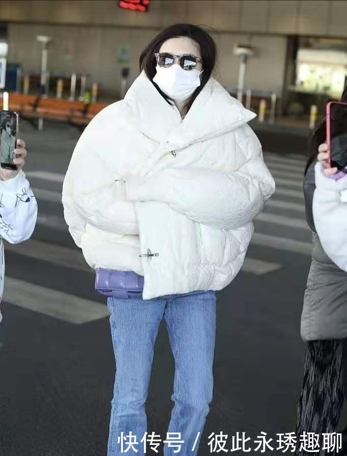 白色永不过时,今冬过年就穿白色羽绒服,优雅又大气