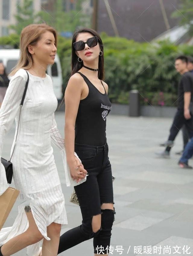 吊带 黑色吊带＋黑色破洞裤穿搭，又酷又飒，潇洒自信，御女范儿十足！