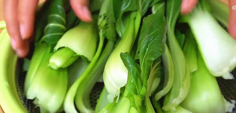青菜不能直接下锅炒,牢记2个小窍门,出锅青菜翠绿还不出水