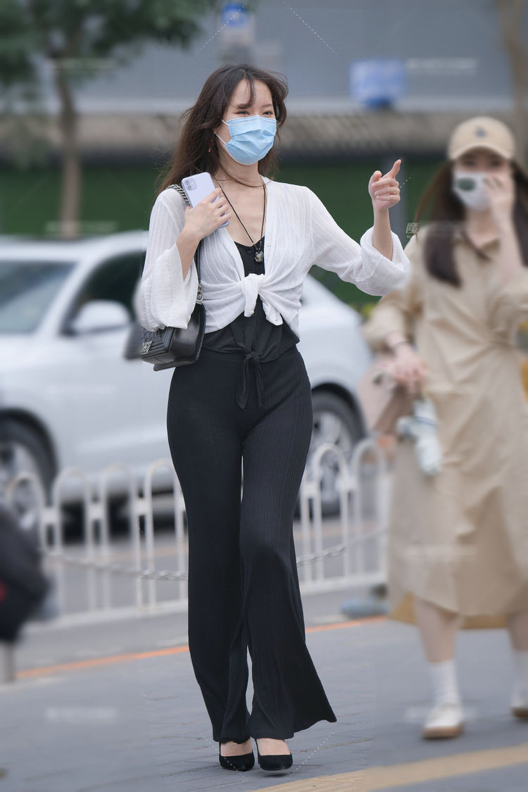 熟龄感 衬衫搭包臀裙显得优雅而不失个性,这样组合起来,整个气场很强烈