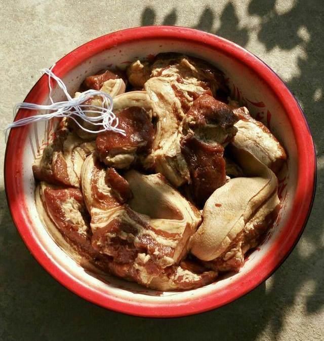  入味|腌腊肉，放多少盐合适？牢记这个比例，腊肉鲜香入味，不长毛不臭