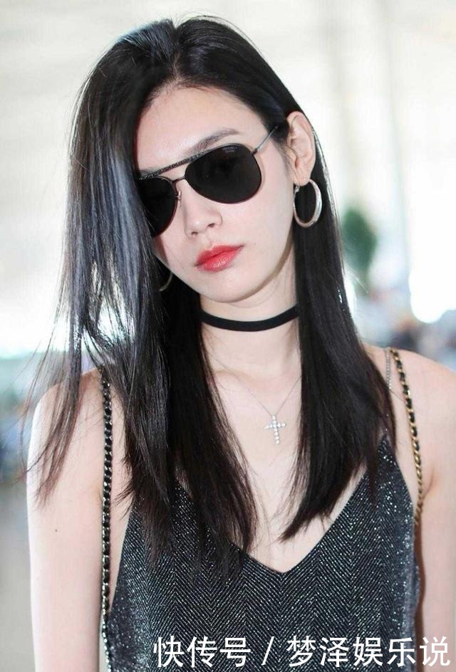 赌王四房儿媳在机场真高调,细吊带连衣裙配马丁靴,一般人都不敢